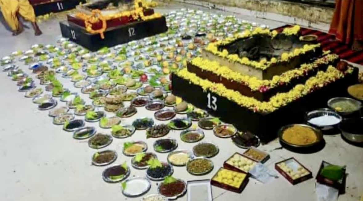 हवन कुंड के पास सजी पूजन सामग्री