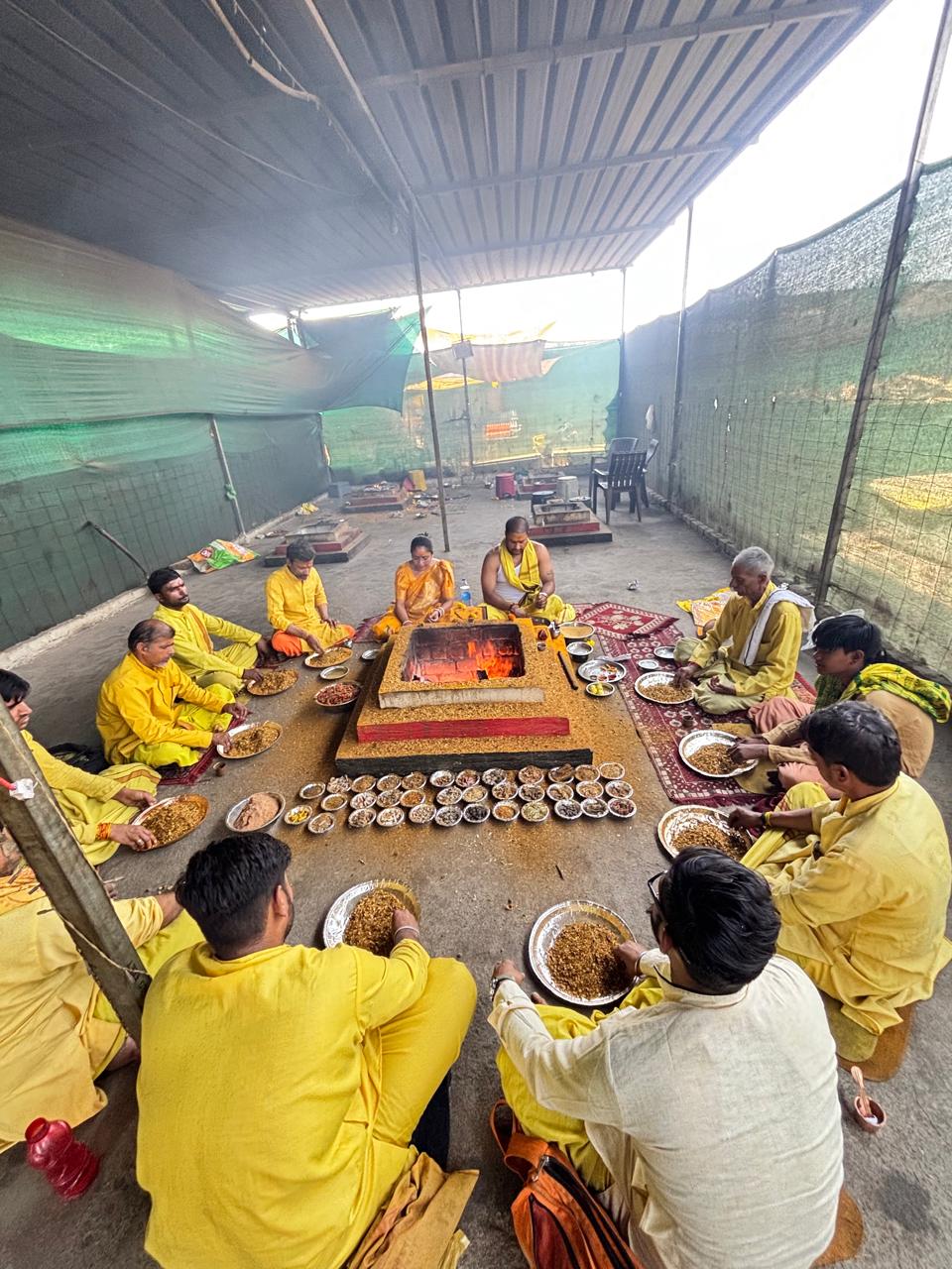 पीले वस्त्रधारी श्रद्धालुओं द्वारा सामूहिक हवन