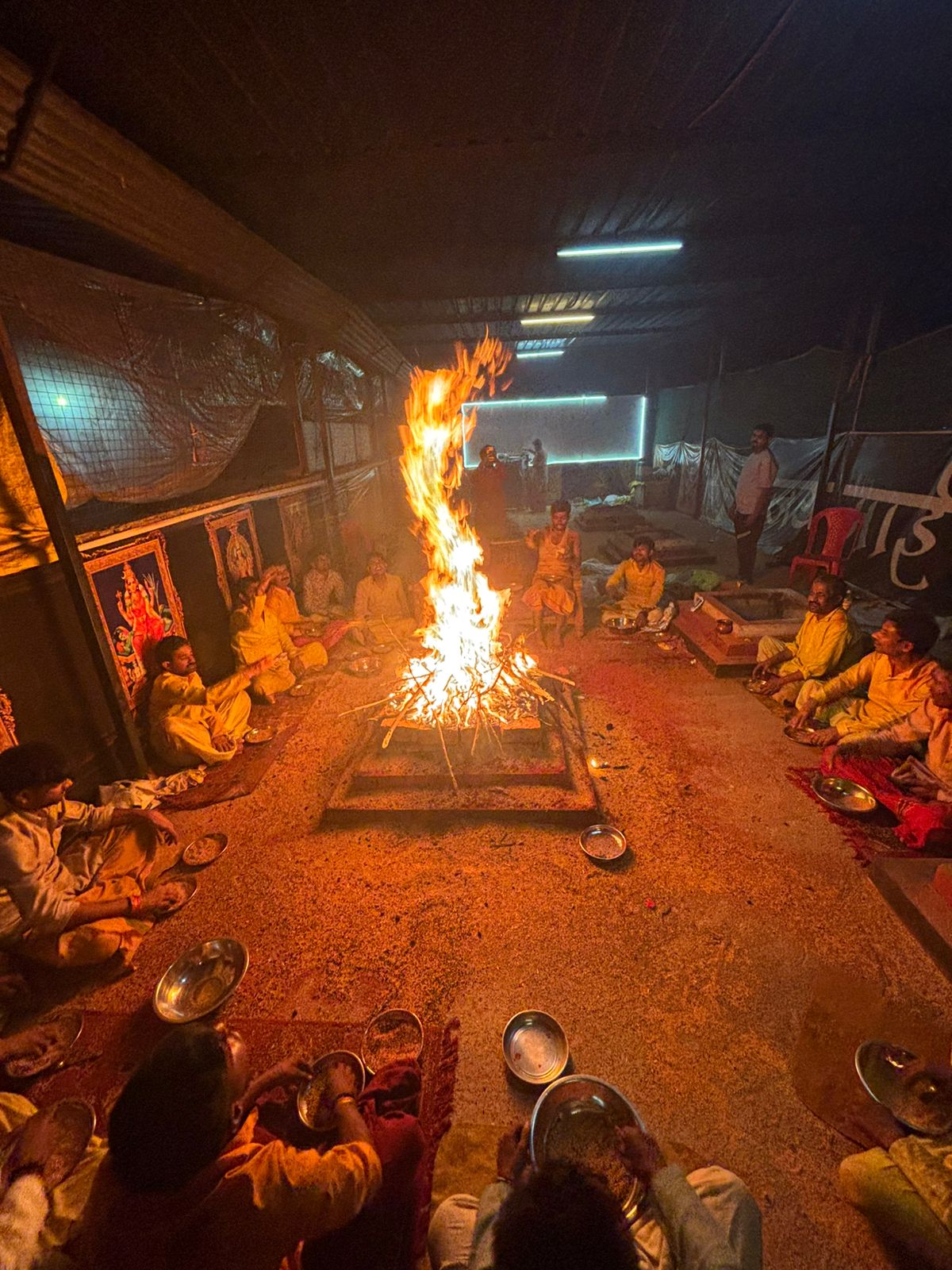 माँ बगलामुखी हवन में श्रद्धालु