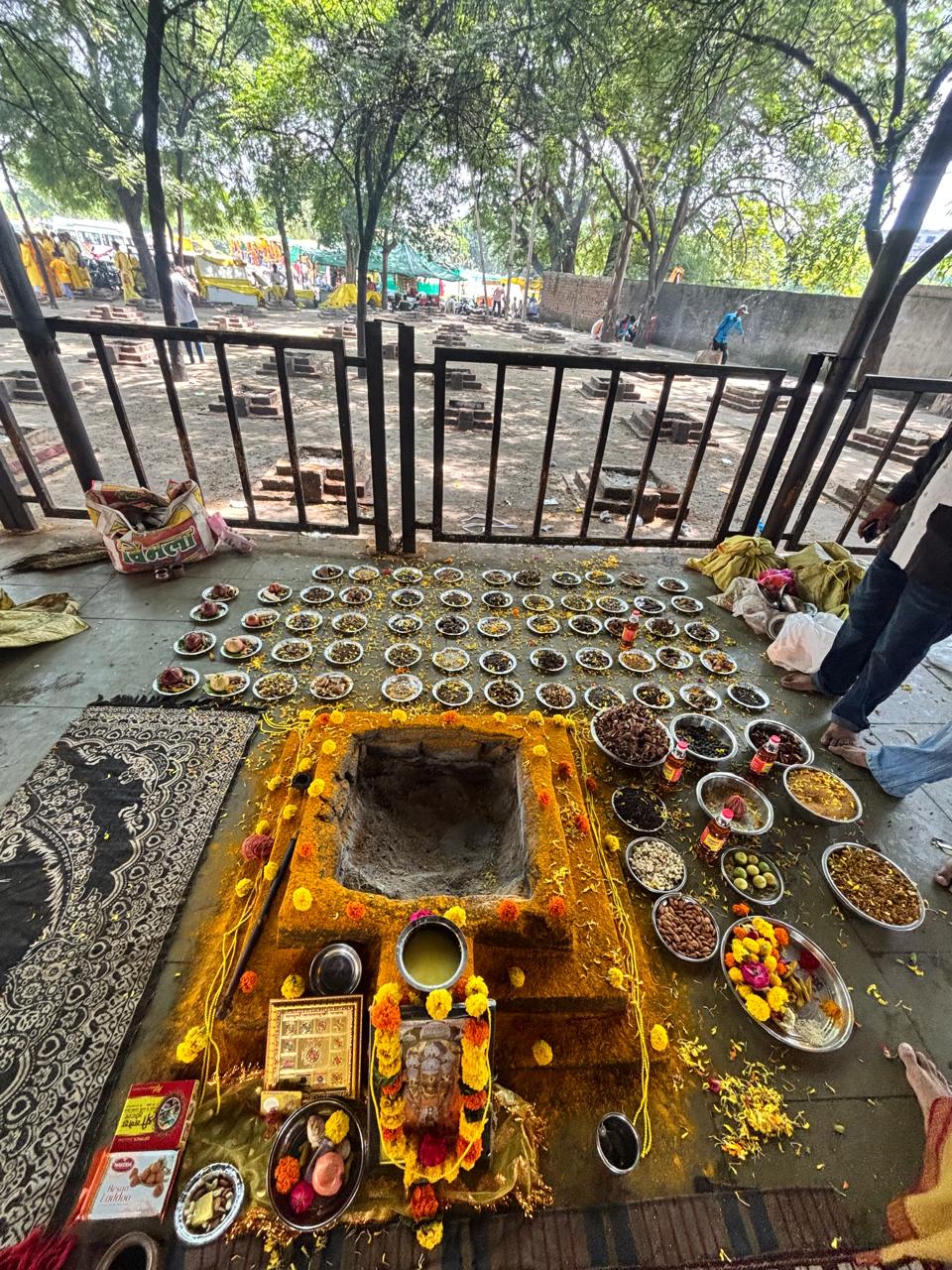 वाटिका में सजा हवन कुंड और पूजन सामग्री